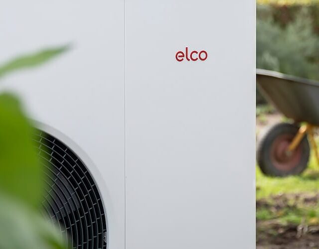 Gastech-Energi – ELCO varmepumpe udedel i en smuk sommer have