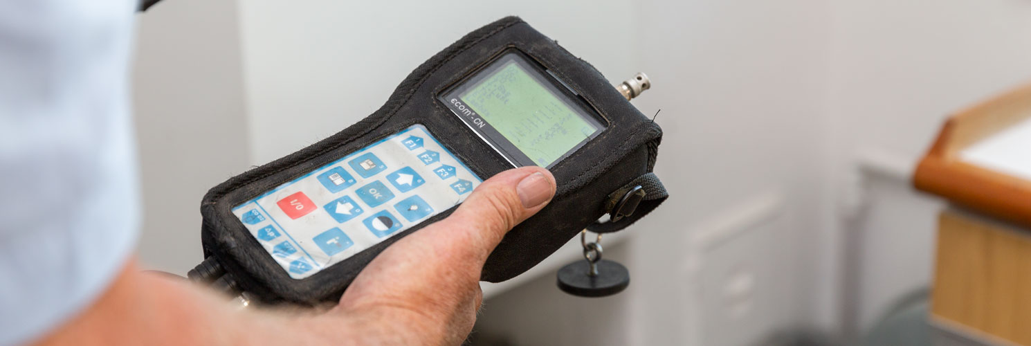 Servicemontør fra gastech-energi holder et apparat som bruges når der laves service på et gasfyr i forbindelse med en serviceaftale